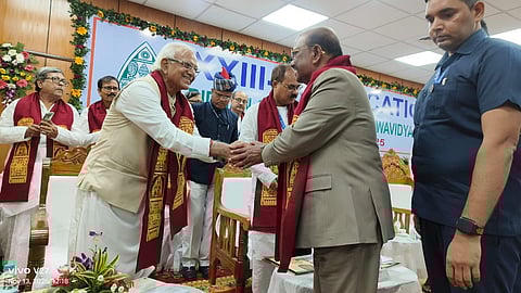 विधानचंद्र कृषि विश्वविद्यालय के 23वें दीक्षांत समारोह में विश्वविद्यालय के आचार्य व बंगाल के राज्यापाल डॉ. सी.वी. आनंद बोस व कृषि मंत्री शोभनदेव चट्टोपाध्याय एक - दूसरे को अभिवादन व्यक्त करते हुए