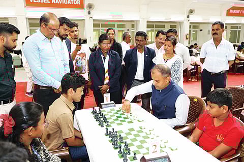 बाल चेस उत्सव 2025 में बच्चों को प्रोत्साहित करते हुए प्रतिभागियों की उत्साहित झलक की तस्वीर