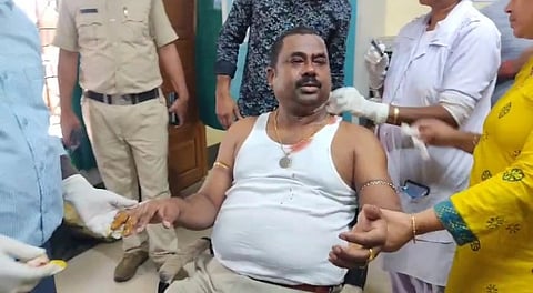 हमले में घायल पुलिस अधिकारी