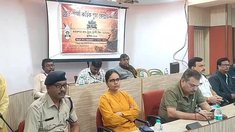 कार्तिक पूजा को लेकर आयोजित प्रशासनिक बैठक के दौरान ली गई तस्वीर