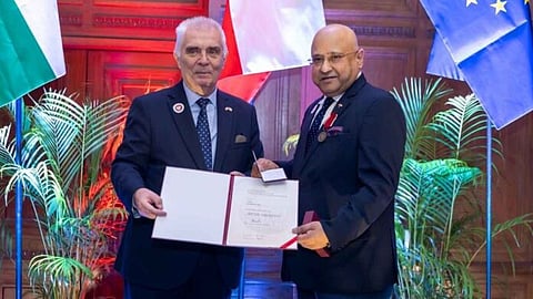 पोलैंड के विदेश मंत्री के प्रतिनिधि HOM पियोटर ए. स्विताल्स्की ने कोलकाता में पोलैंड के ऑनररी कांसुलेट के चीफ कांसुलर ऑफिसर जयदीप रॉय को Bene Merito सम्मान से नवाजा