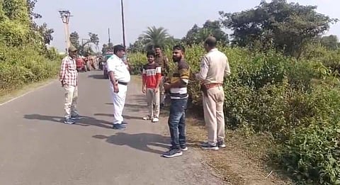 घटना स्थल पर रिकंस्ट्रक्शन ऑफ क्राइम करवाते पुलिस अधिकारी