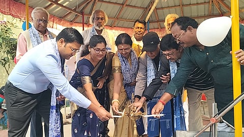 सांसद प्रतिमा मंडल आदिवासी संस्कृति संग्रहालय का उद्घाटन करती हुईं, साथ में हैं कई अन्य अधिकारी