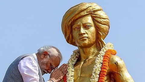 Modi with Birsa Munda Statue