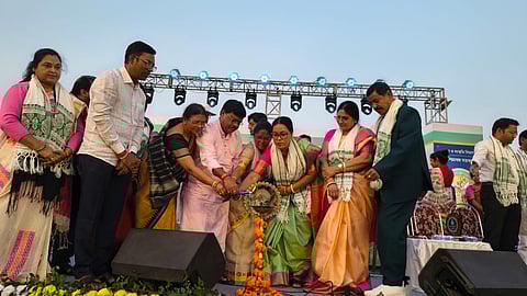 सांसद प्रतिमा मंडल कार्यक्रम का उद्घाटन करती हुईं, साथ में हैं मंत्री दिलीप मंडल, विधायक परेशराम दास, निलीमा मिस्त्री विशाल, शची नस्कर व अन्य