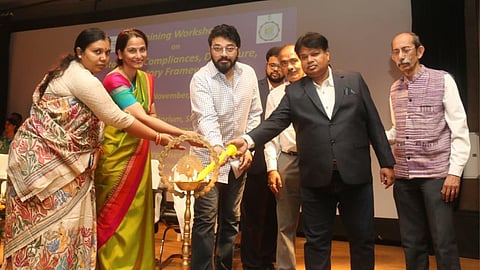 शिल्प सदन में एक दिवसीय कार्यशाला का उद्घाटन करतें मंत्री बाबुल सुप्रियो, विभाग की सचिव स्मिता पांडे, उद्योग, वाणिज्य और उद्यम विभाग की सचिव मुक्ता आर्य व अन्य अधिकारी