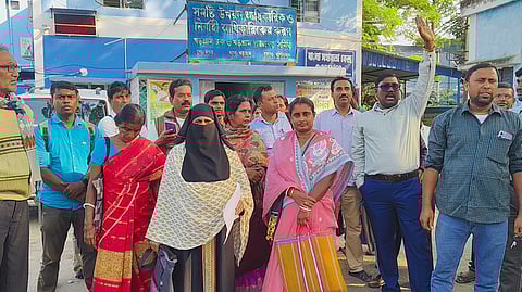 विरोध प्रदर्शन करते बूथ लेबल अधिकारी