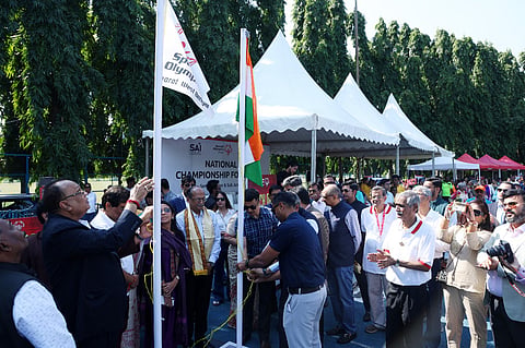 स्पेशल ओलंपिक ध्वज को फहराते हुए सीए पवन कुमार पाटोदिया, सन्मार्ग की प्रेसिडेंट रुचिका गुप्त, सीडब्ल्यूबीटीए अध्यक्ष सुशील पोद्दार, मोहन बागान फुटबॉल टीम के प्रेसिडेंट देबाशिष दत्ता, सिद्धार्थ पांडेय, ऐनी जैन, इमरान जाकी