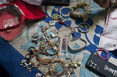 गिरफ्तार महिलाओं के पास से बरामद आभूषण व अन्य सामान