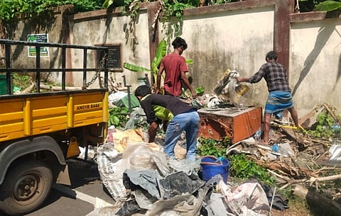 अवैध रूप से कचरा फेंकने पर नगर परिषद की कार्रवाई के तहत, दोषी व्यक्ति को जुर्माने के साथ घटनास्थल पर सफाई करते हुए परिषद के अधिकारी