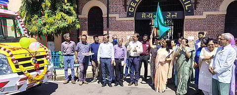 स्वास्थ्य सचिव ऋचा नेशनल मेमोरियल सेल्युलर जेल परिसर से अंडमान की पहली एडवांस लाइफ सपोर्ट (ALS) एम्बुलेंस को हरी झंडी दिखाकर रवाना करती हुईं