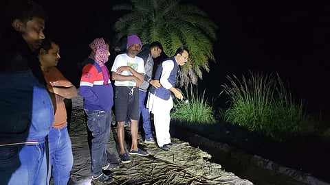 बजबज पंचायत समिति के सभापति बुचान बनर्जी रात के समय भूस्खलन हुए नदी बांध इलाके का परिदर्शन करते हुए