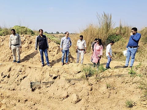 अजय नदी से ट्रैक्टरों के जरिए अवैध बालू तस्करी का आरोप