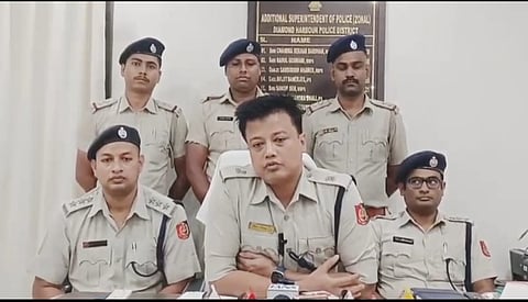 प्रेस कांफ्रेंस को संबोधित करते हुए डायमंड हार्बर पुलिस के एएसपी जोनल मितुन कुमार दे
