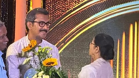 मुख्यमंत्री ममता बनर्जी का सम्मान करते हुए फेडरेशन के अध्यक्ष स्वरूप बिश्वास