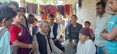 पाथरप्रतिमा के विधायक समीर जाना प्रभावित लोगों से मिलकर कर बातचीतत करते हुए