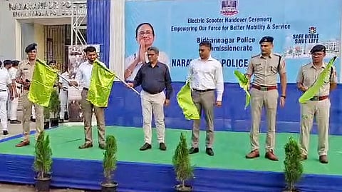 इलेक्ट्रिक स्कूटी को हरी झंडी दिकाकर रवाना करते पुलिस कमिश्नर मुकेश। साथ में हैं डीसी न्यूटाउन और अन्य पुलिस अधिकारी