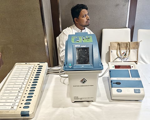 EVM पर उम्मीदवारों की तस्वीरें पहली बार, EC ने शुरू की तैयारी