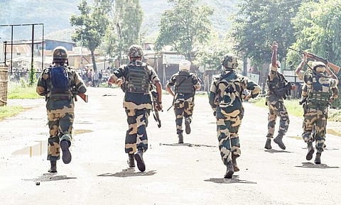 मणिपुर में सुरक्षाबलों को मिली बड़ी कामयाबी, 4 उग्रवादियों समेत 5 लोग गिरफ्तार