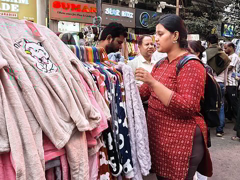ऑनलाइन शॉपिंग की दौर में गर्म कपड़ों का मार्केट परा ठंडा