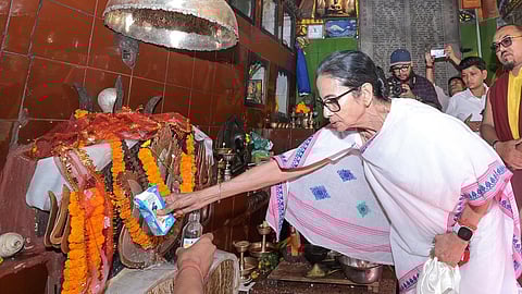 महाकाल मंदिर में मुख्यमंत्री ममता बनर्जी