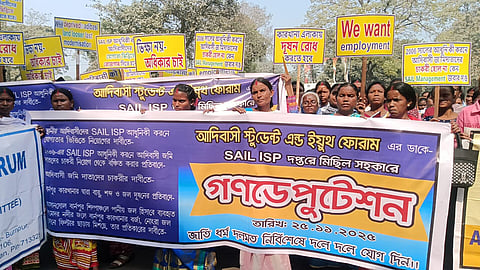 आदिवासी युवाओं को आउटसोर्सिंग में नौकरी देने की मांग पर प्रदर्शन