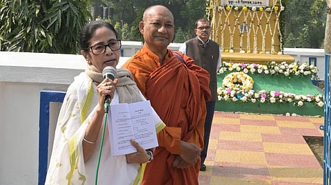 संविधान दिवस पर सीएम ममता बनर्जी ने रेड रोड स्थित बी आर अंबेडकर की प्रतिमा पर माला चढ़ाकर श्रद्धा अर्पित की। बाद में मीडिया को संबोधित किया