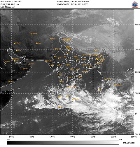 आईएमडी की उपग्रह छवि में बंगाल की खाड़ी में बने निम्न दबाव का क्षेत्र