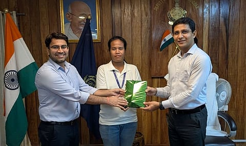 अधिकारियों द्वारा बूथ स्तर अधिकारियों को विशेष मतदाता सूची संशोधन अभियान में उत्कृष्ट प्रदर्शन हेतु सम्मानित करते हुए