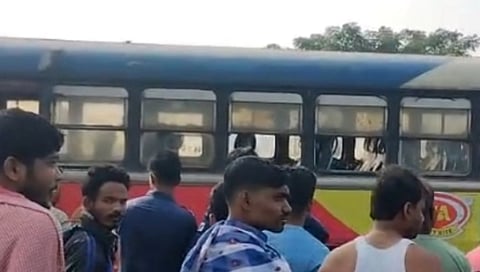 दुर्घटनाग्रस्त बस और लोगों की लगी भीड़