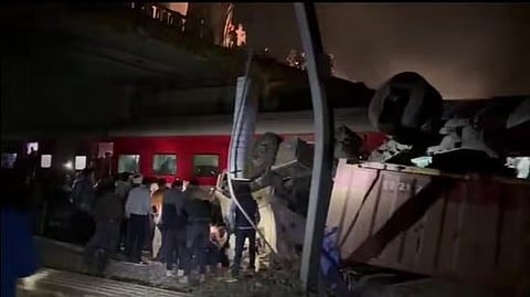 बाराबंकी में डंपर फ़्लाईओवर से गिरा, गरीब रथ कोच क्षतिग्रस्त; बड़ा हादसा टला