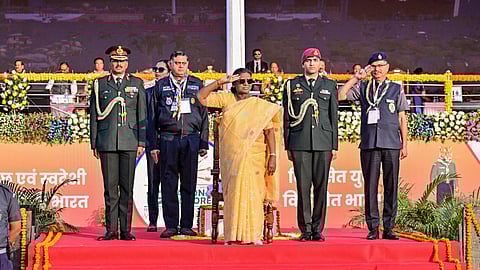 राष्ट्रपति द्रौपदी मुर्मू भी इस कार्यक्रम में उपस्थित थीं