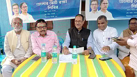 शालबनी में आयोजित टीएमसी के कैंप में उपस्थित राज्य के मंत्री मलय घटक साथ में हैं राज्य के अन्यतम मंत्री श्रीकांत महतो