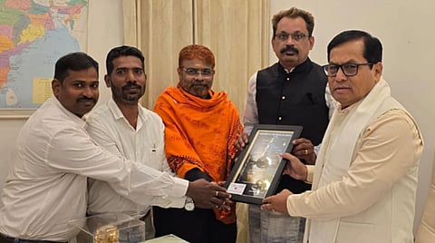 कर्मचारी महासंघ ने मंत्री से मिलकर समायोजन मुद्दा मजबूती से उठाया