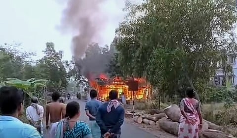दासपुर के लखनचक में एक घर में लगी आग