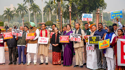 विपक्षी सांसदों ने SIR के खिलाफ संसद परिसर में प्रदर्शन किया