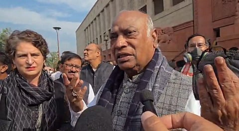 मोदी सरकार की नीतियों से रुपया कमजोर हुआ, आर्थिक हालात अच्छे नहीं: खड़गे