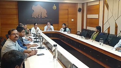 दक्षिण 24 परगना के डीएम अरविंद कुमार मीना बैठक की अध्यक्षता करते हुए, साथ में हैं जिला सभाधिपति नीलिमा मिस्त्री विशाल, शिखा राय व अन्य