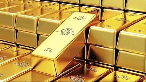 वैश्विक दबाव में सोना गिरा, चांदी में तेजी; निवेशकों का सतर्क रुख