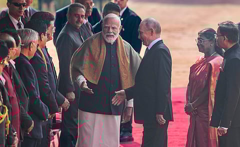 तोपों की सलामी से रिश्ते में नया जोश, रूसी राष्ट्रपति पुतिन का राष्ट्रपति भवन में भव्य स्वागत