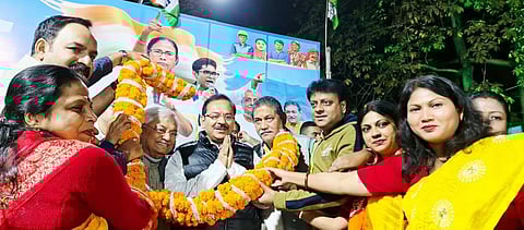 बर्नपुर में मंत्री द्वय अरूप विश्वास एवं प्रदीम मजूमदार का स्वागत करते तृणमूल नेता व कार्यकर्ता