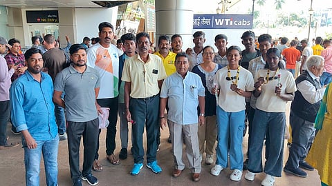 अंडमान एवं निकोबार रोइंग एसोसिएशन के अध्यक्ष टी.एस.जी. भास्कर द्वारा भोपाल में आयोजित राष्ट्रीय रोइंग चैम्पियनशिप में पदक जीतकर लौटे खिलाड़ियों का पोर्ट ब्लेयर हवाईअड्डे पर हार्दिक स्वागत और सम्मान करते हुए