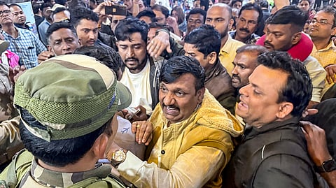 इंडिगो का परिचालन चरमराया, 750 उड़ानें रद्द, एयरपोर्ट पर हाहाकार, यात्रियों ने किया प्रदर्शन