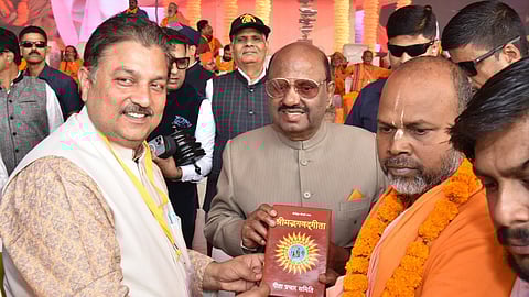 राज्यपाल डॉ. सी वी आनंद बोस रविवार को ब्रिगेड परेड ग्राउंड में गीता पाठ आयोजन में शामिल हुए