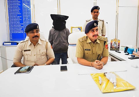 खड़गपुर के मालिंचा से आग्नेयास्त्र व कारतूस समेत गिरफ्तार अभियुक्त के बारे में जानकारी देते खड़गपुर के एसडीपीओ और टाउन आईसी