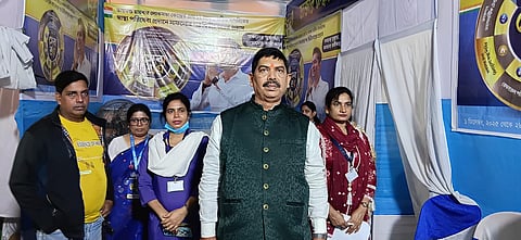 पार्षद सत्येंद्र सिंह कैंप का दौरा करते हुए