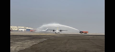 वाटर सैल्यूट से विमान का कोलकाता एयरपोर्ट पर होता स्वागत