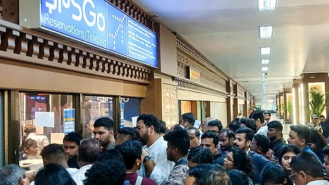 DGCA नोटिस के बीच इंडिगो की पैरेंट कंपनी के शेयरों में भारी गिरावट