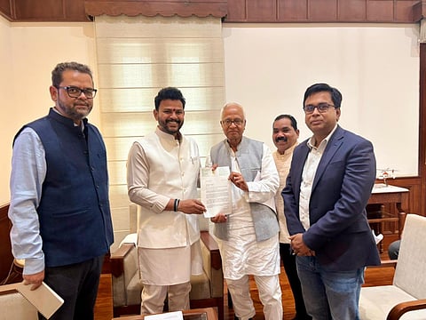 अंडमान एवं निकोबार द्वीपसमूह के सांसद बिष्णु पद रे नई दिल्ली में केंद्रीय नागरिक उड्डयन मंत्री किंजारापु रममोहन नायडू से मुलाकात करते हुए