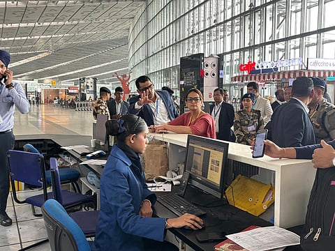 जांच टीम को झेलना पड़ा यात्रियों का गुस्सा